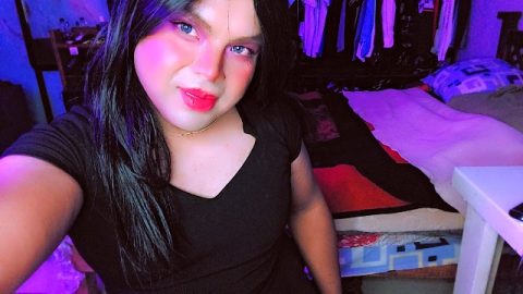 "Dressed in black and without limits: a delicious shemale plays for you 😘"